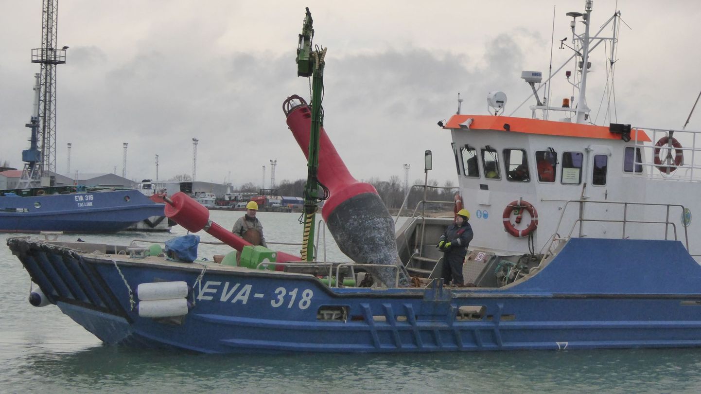 Veeteede Ameti töölaev EVA-318 ujuvmeremärke teisaldamas