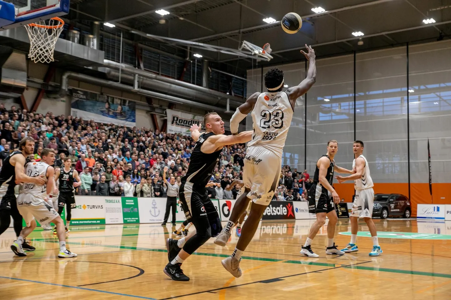 Artur Konontšuk takistamas Tartu pikka Emmanuel Wembit.