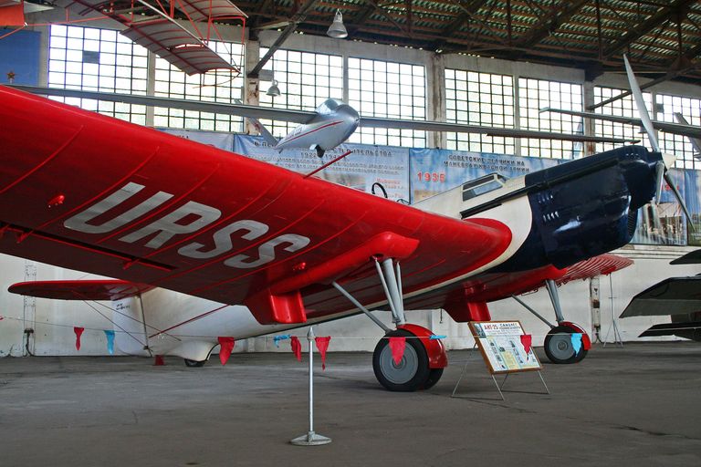 Tupolev ANT-25 oli esimene üle 10 000 km 
lennu sooritanud lennukiks.