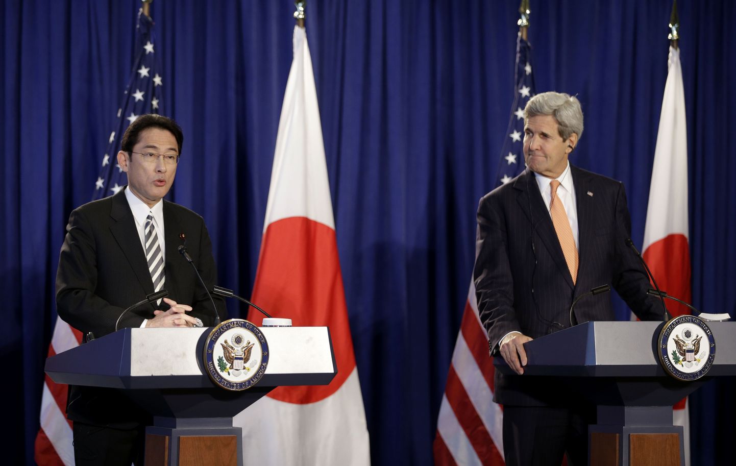 Jaapani välisminister Fumio Kishida ja tema USA ametivend John Kerry ühisel pressikonverentsil.