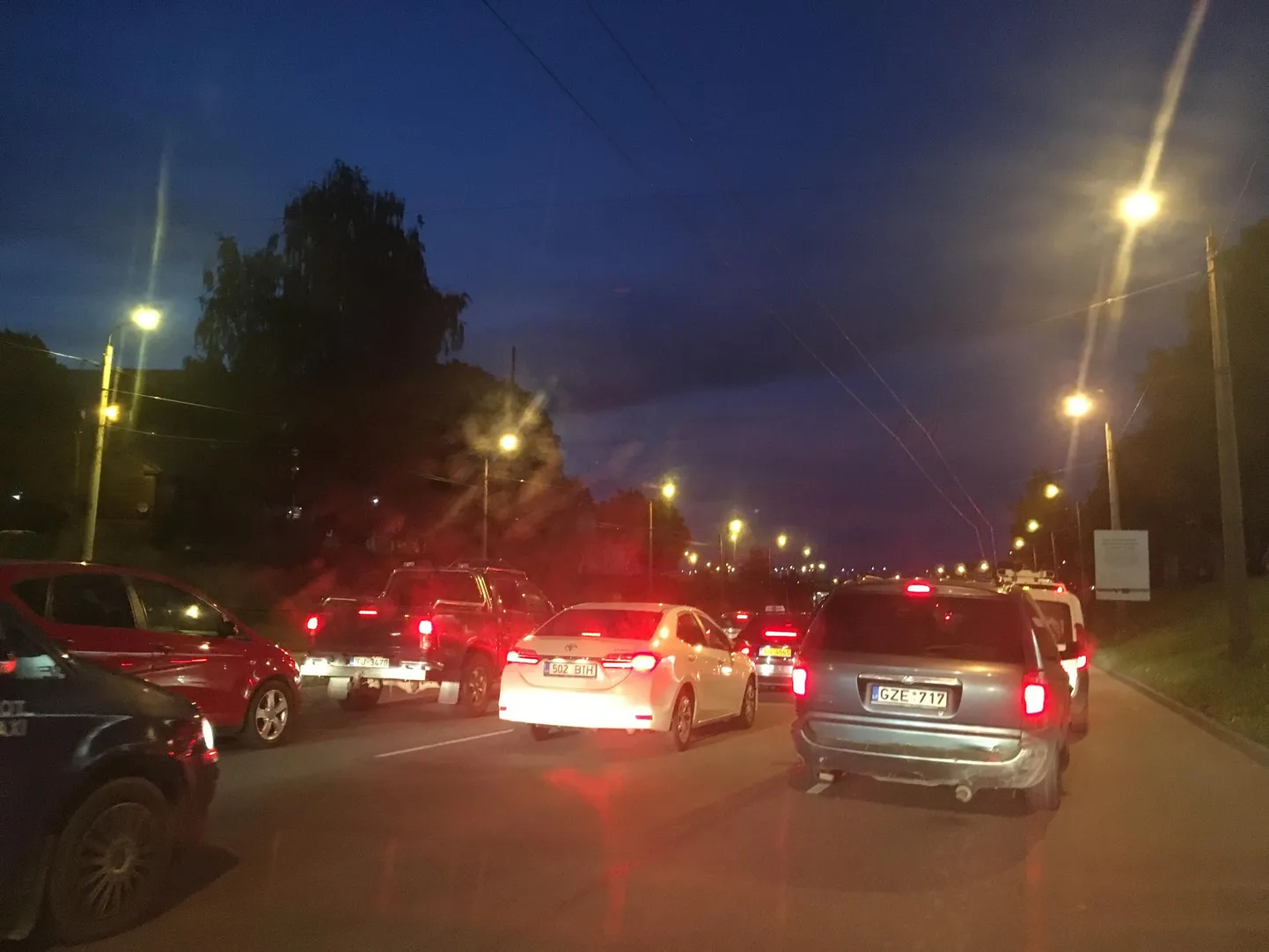 Sastrēgums Pārdaugavā pie salu tilta.