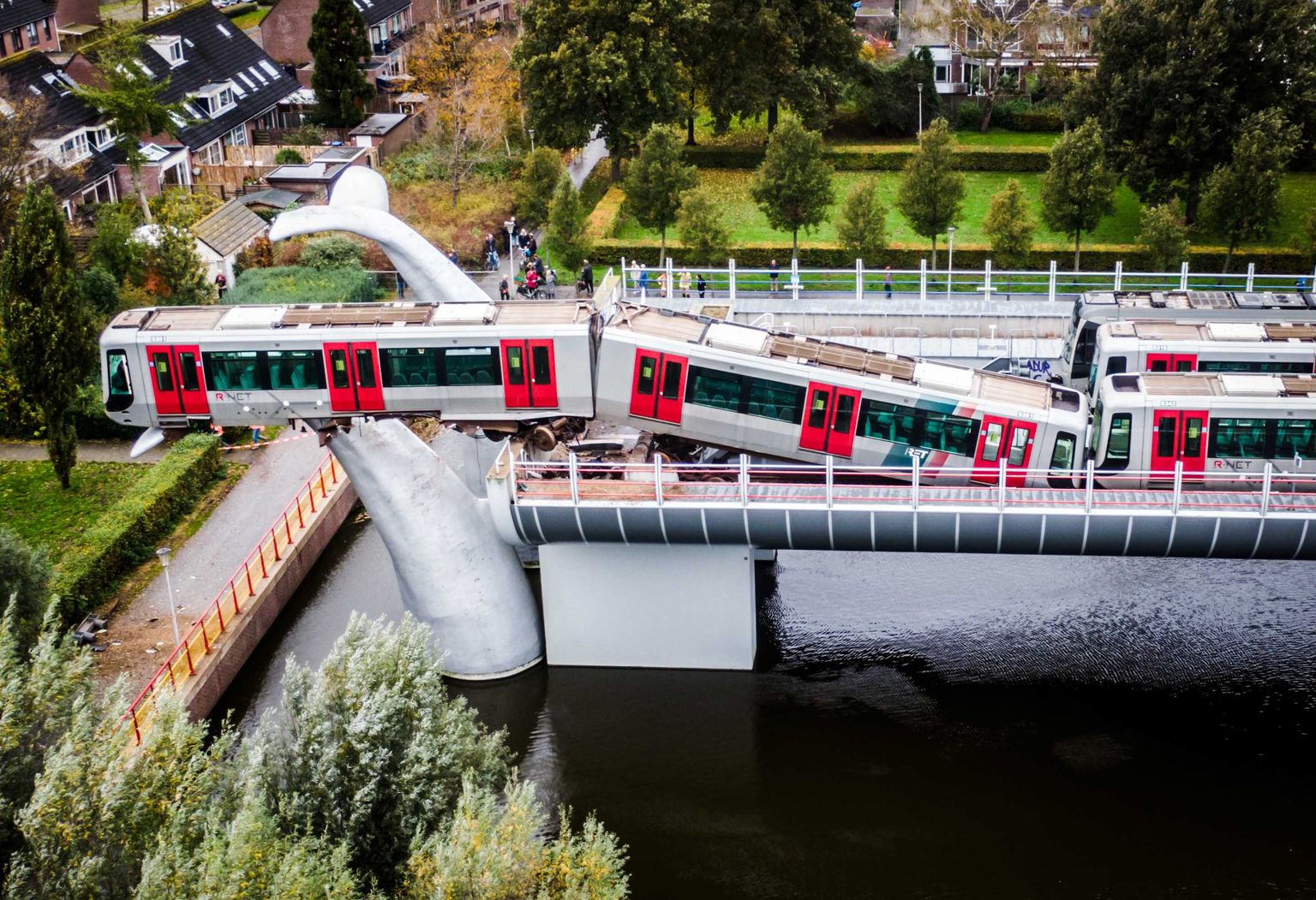 Hollandis vaala saba kujulisel skulptuuril pidama saanud metroorong.