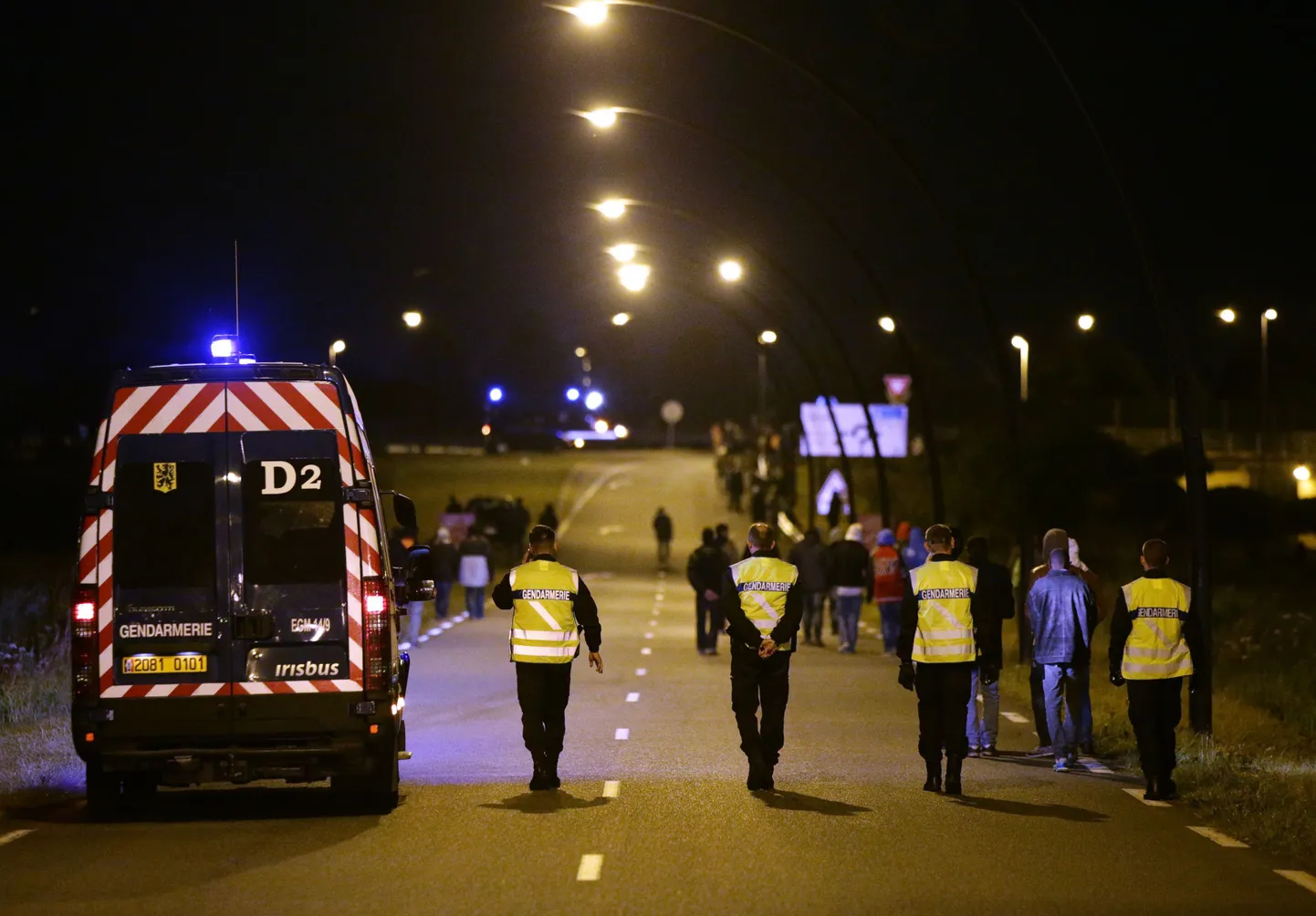Politseinikud täna öösel Prantsusmaal Calais's migrante Eurotunnelist eemal hoidmas.