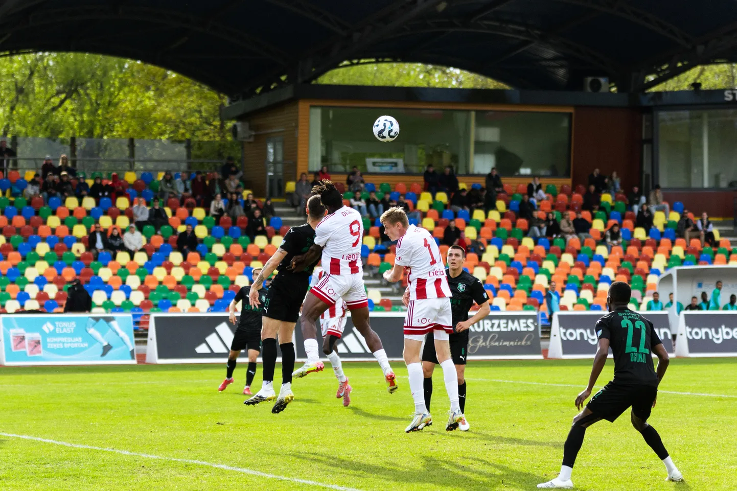 FK "Liepāja" un FK "Auda" futbolistu cīņa