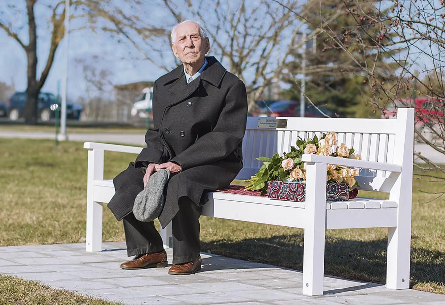 Varbla kooli kauaaegne direktor Lembit Henk istus mõtlikult pingil, mis kingiti talle eile 88. sünnipäevaks.