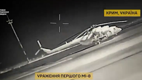 Video ⟩ Ukraiņi Krimā devuši triecienu diviem helikopteriem un velkonim