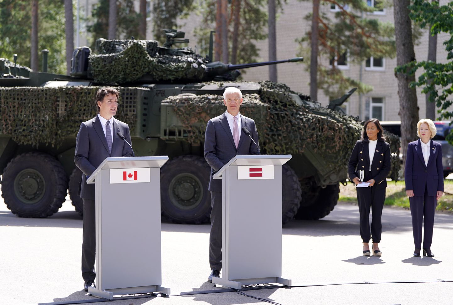 Kanādas premjerministrs Džastins Trudo (no kreisās) un Latvijas Ministru prezidents Krišjānis Kariņš piedalās preses konferencē Ādažu militārajā bāzē.