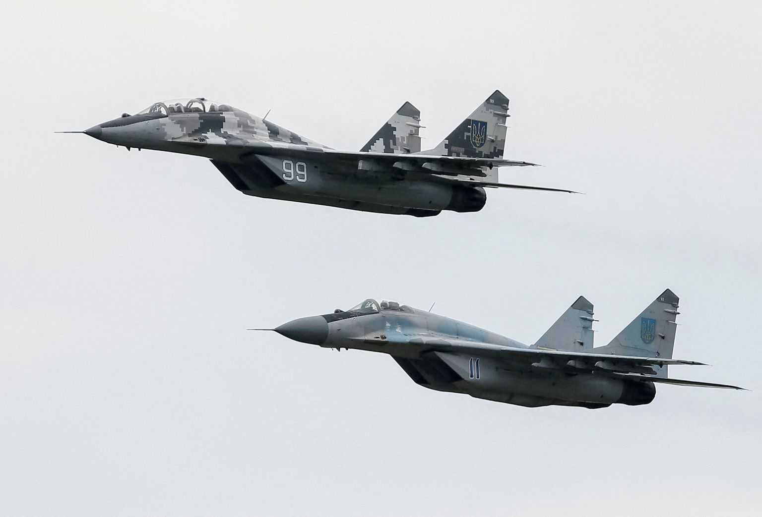 Kaks Ukraina MiG-29 hävituslennukit lendamas 3. augustil 2016 Vasõlkivi õhujõudude baasi