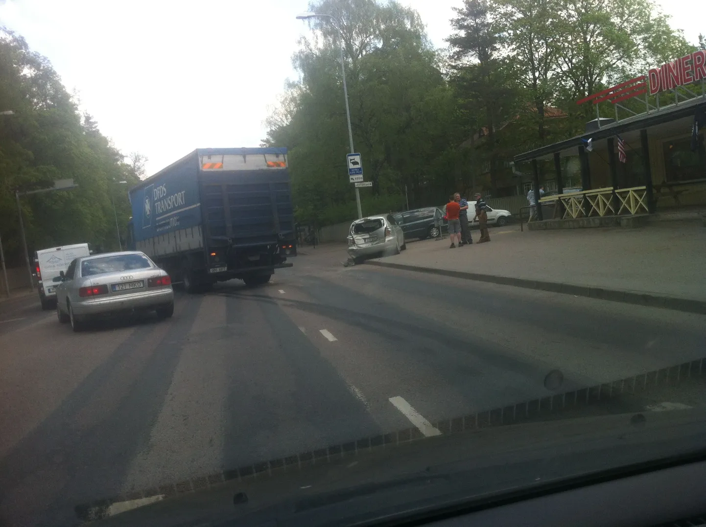 Kolme sõiduki avarii häirib Vabaduse puiesteel liiklust.