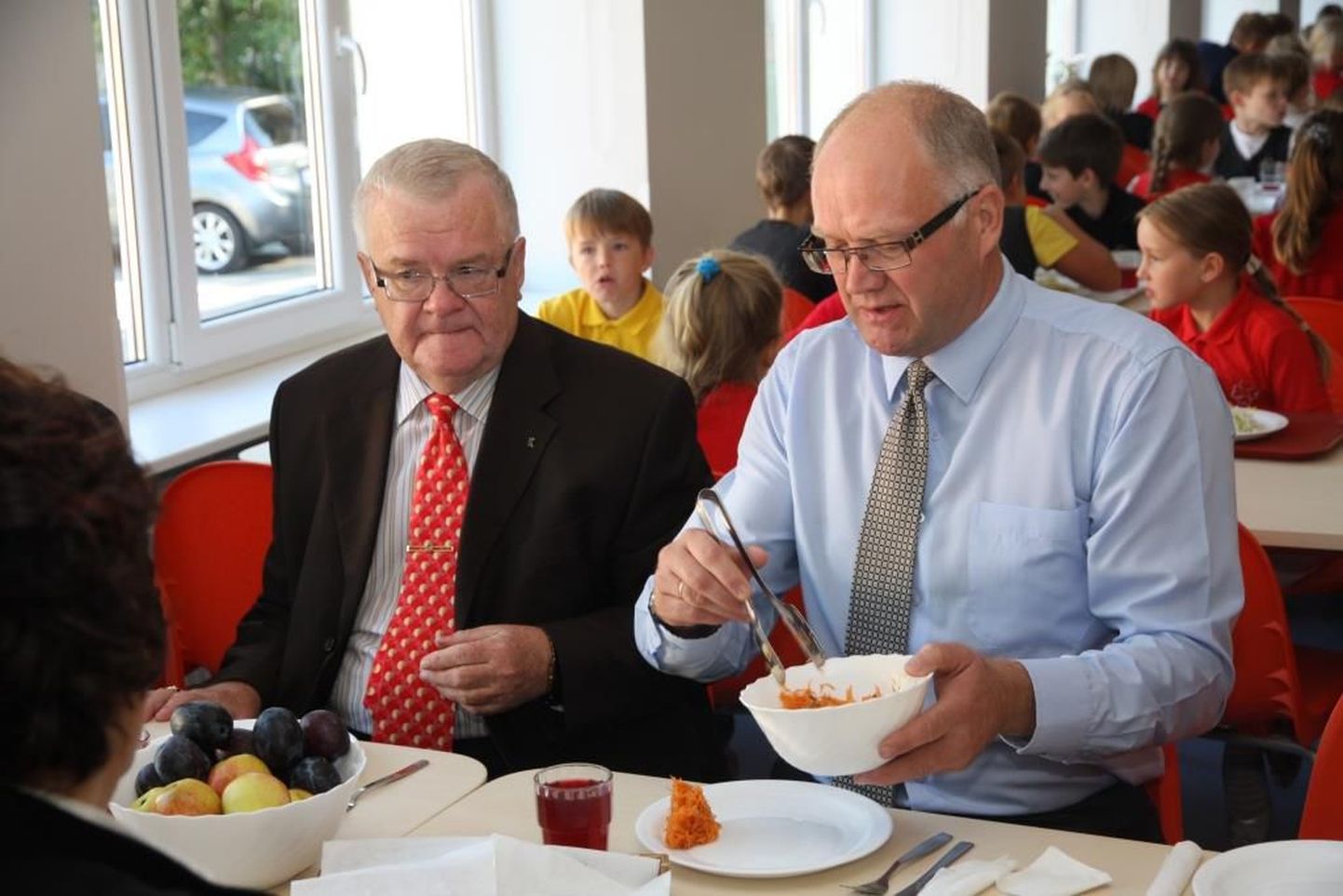 Мэр Таллинна Эдгар Сависаар попробовал обед в школьной столовой.