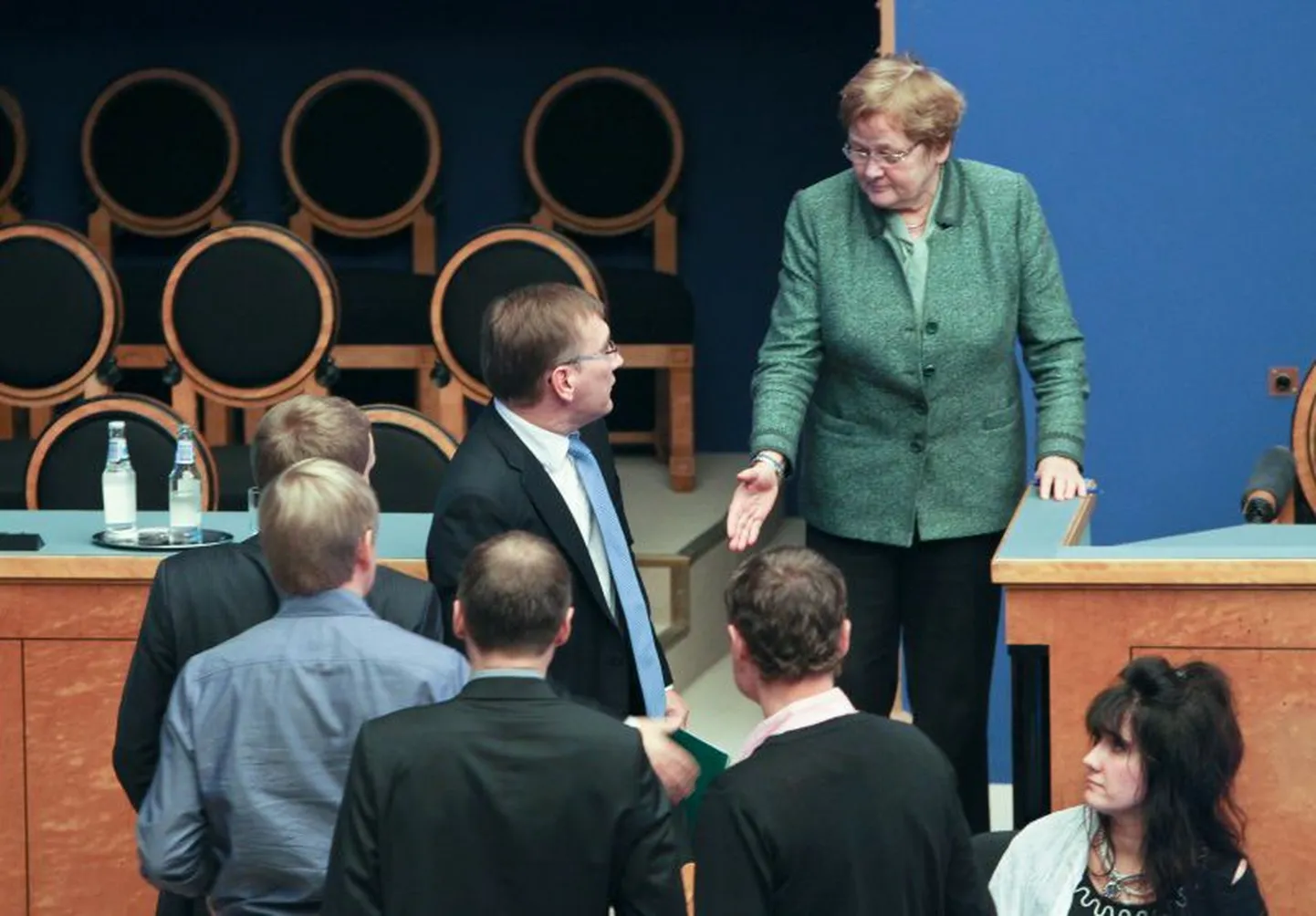 Riigikogu esimees ene Ergma õnnitleb ametisse jäänud Juhan Partsi.