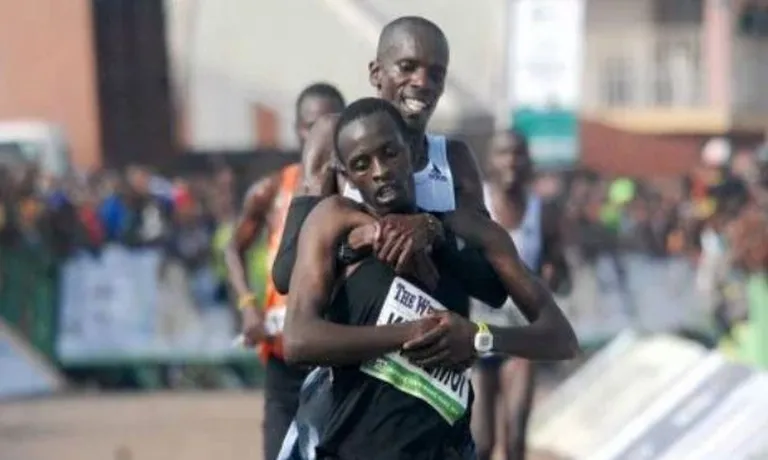 Simon Cheprot aitas kaaslmaalast Kenneth Kipkemoid, kes kümne kilomeetri jooksus enne finišit kokku kukkus