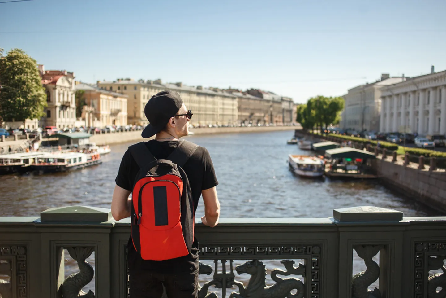 Turist Peterburis Gribojedovi kanali ääres.
