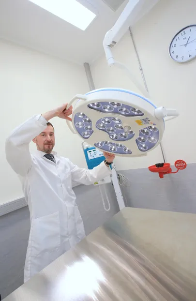 Saagu valgus! Väikeloomakliiniku kliiniline juht Aleksandr Semjonov näitas uue operatsiooniploki valgusteid, mis on kirurgi töö paremaks edenemiseks eriti olulised.
