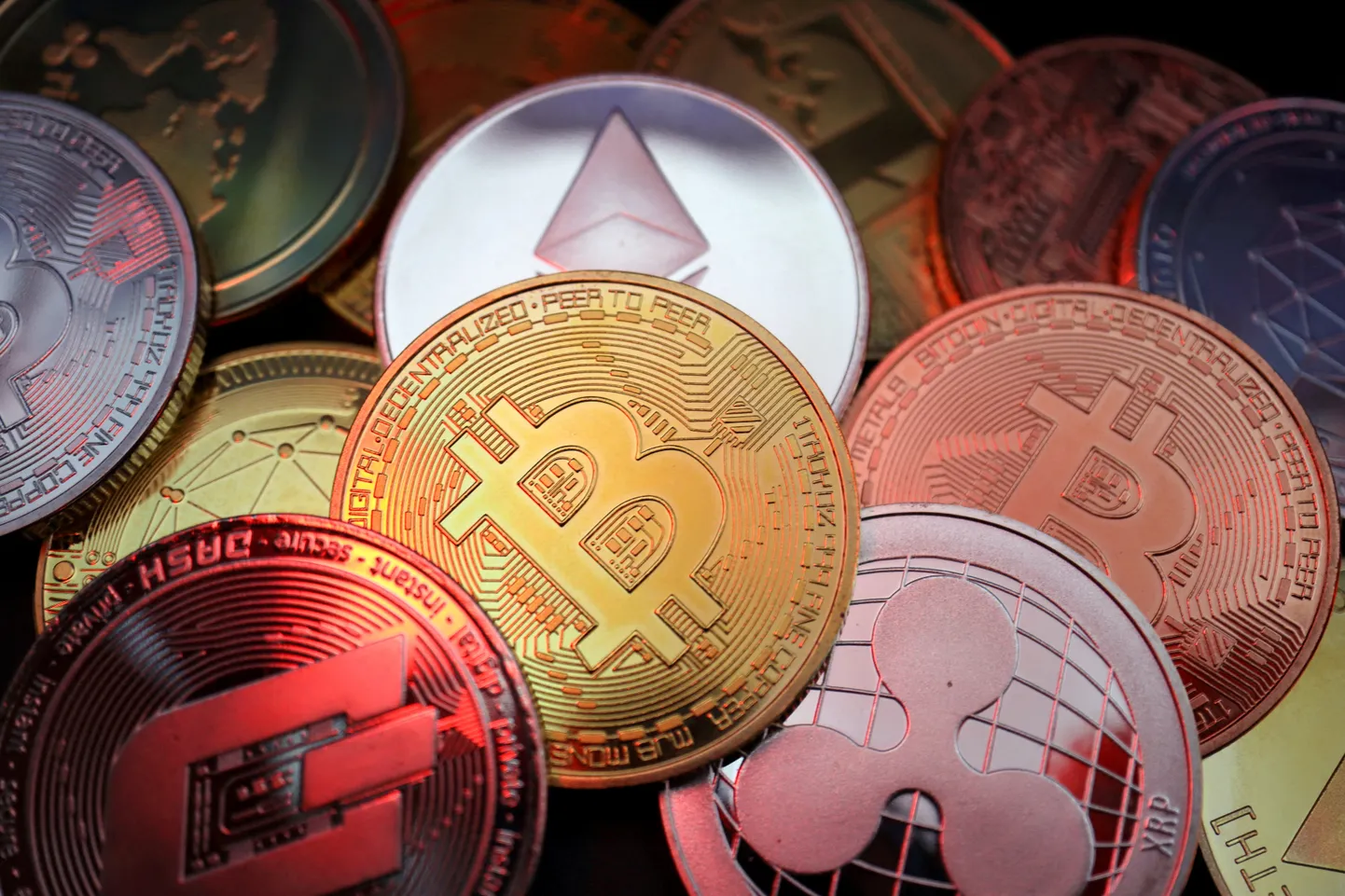 Bitcoin, dash, ethereum, ripple ja litecoin krüptomündid.