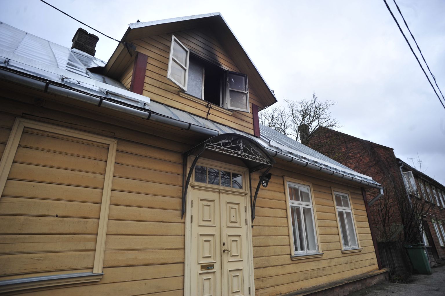 Supilinnas Tähtvere tänaval põlenud elumaja.