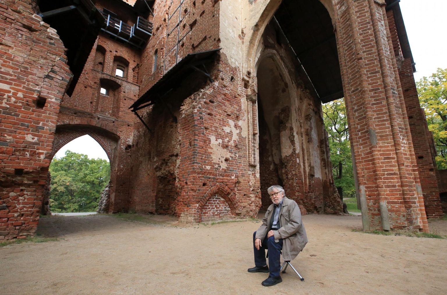 Kunstiajaloolane Kaur Alttoa istub Tartu toomkiriku pikihoones, mille müürid on kerkinud 13.–14. sajandil. Alttoa on toomi uurimisele pühendanud terve elu, esimene käsikiri selle kohta pärineb aastast 1973.