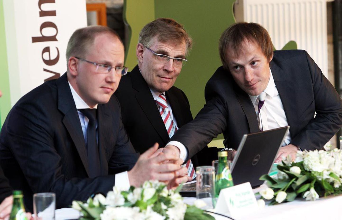 Priit Alamäe (vasakul), Jorma Kallio ja Taavi Kotka teatasid eilsel pressikonverentsil, et Webmedia ostab Soome tarkvarafirma.