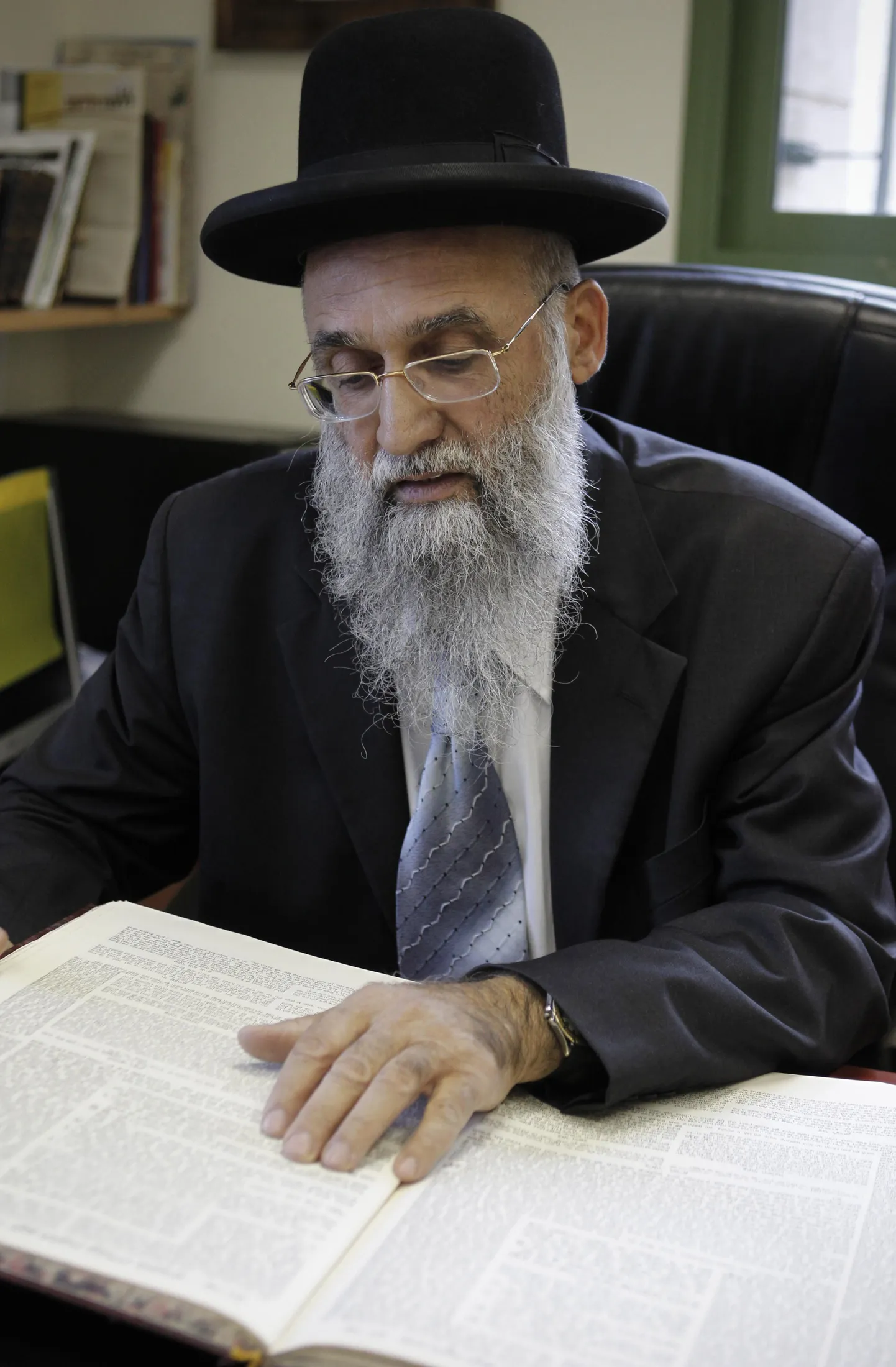 Mordechai Nagari on üks neist rabidest, kes kirjutas alla kirjale, et juudid ei tohi mitte juutidele kinnisvara müüa ega üürile anda