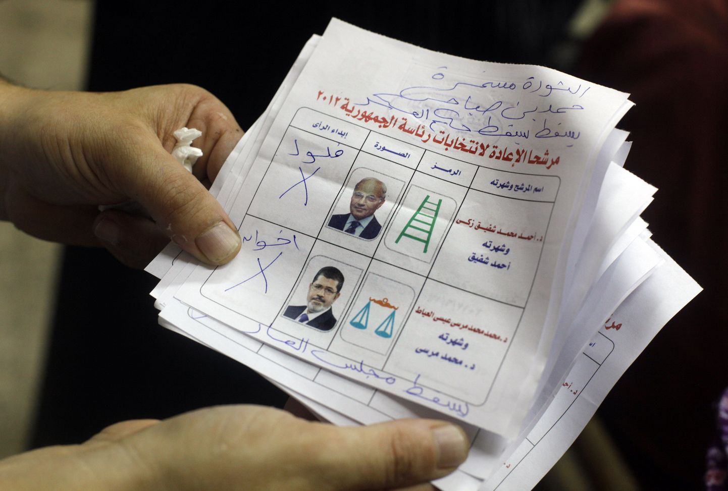Egiptuse presidendivalimiste hääletussedelid. Sedelil ülemisel pildil Ahmed Shafiq ja alumisel Mohammed Mursi