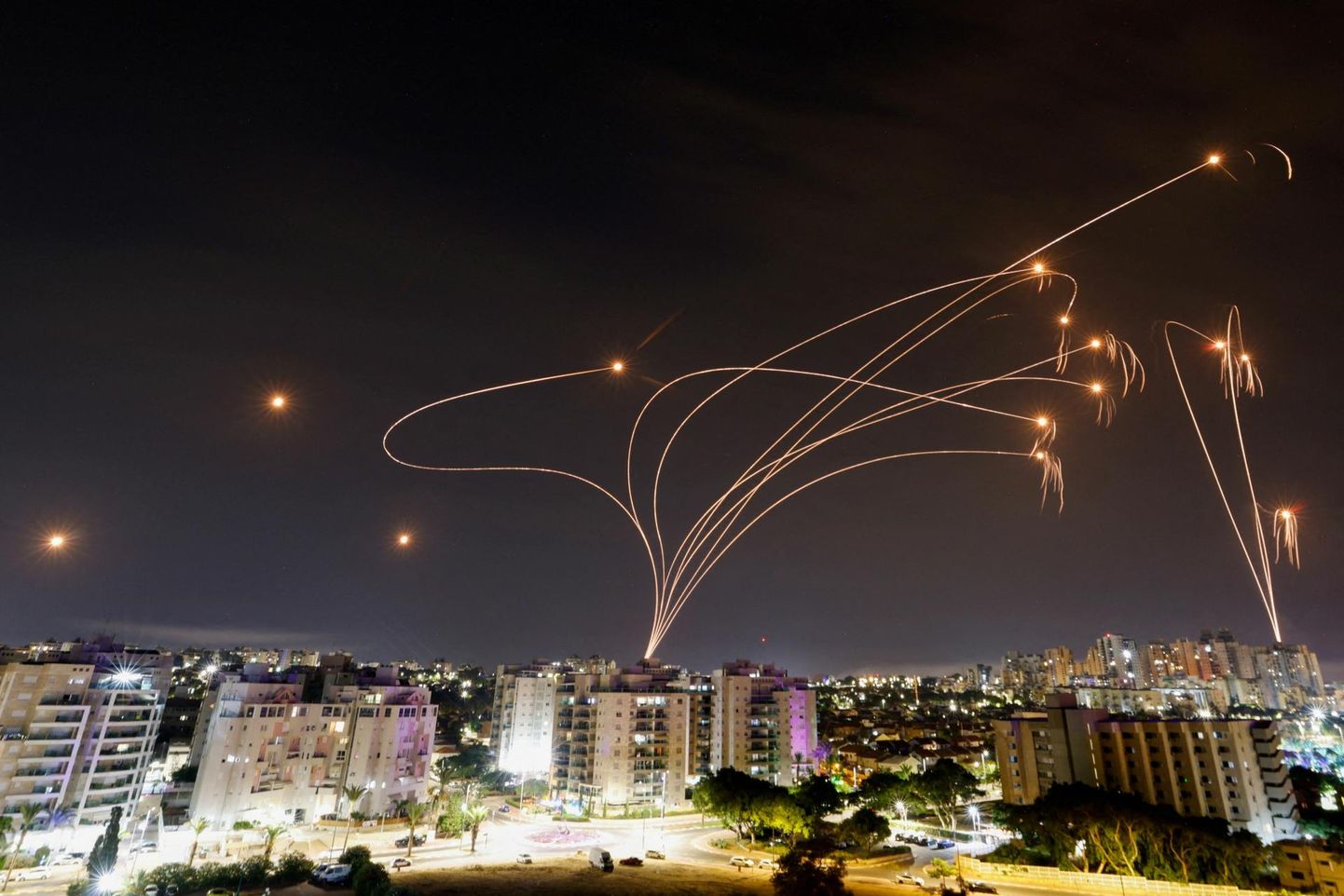 Iisraeli õhutõrjesüsteem hävitamas Gaza sektorist väljatulistatud rakette.