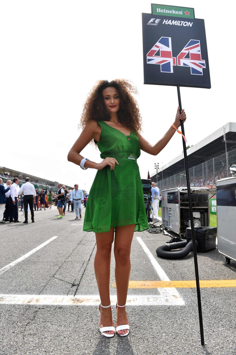 Vihmavarjutüdruk Lewis Hamiltoni sildiga Monzas 2016. aastal. Lisaks Venemaale tahavad vihmavarjutüdrukuid ringrajale ka Monaco etapi korraldajad.