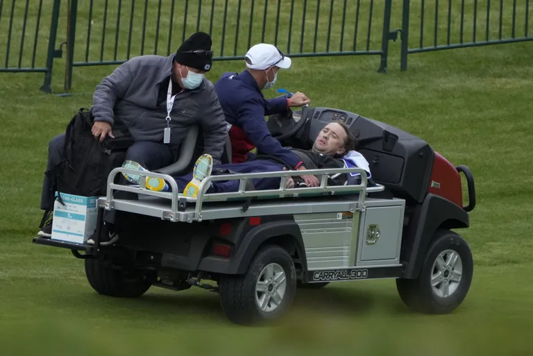 Tom Felton kukkus golfiväljakul kokku.