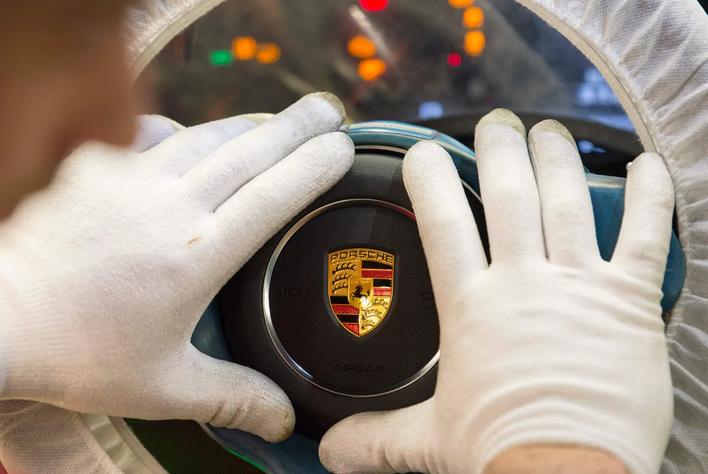 Tehasetöötaja paigutab autole Porsche märgi