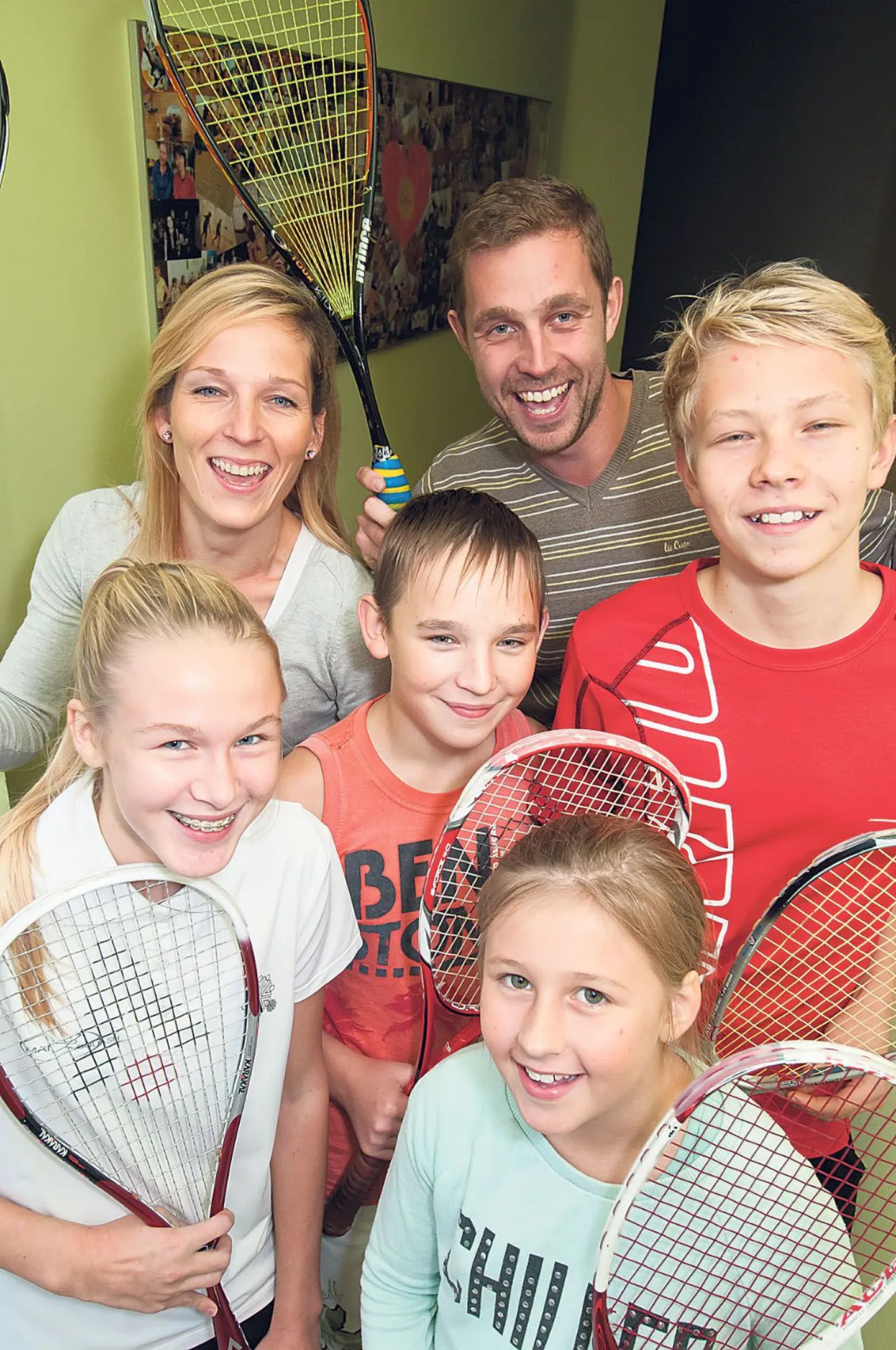 Aliis Allas ja Ardo Nõmm (taga) tahavad Pärnumaal seinatennist elavdada: nädala eest algasid Pärnu Mai keskuse squash’i-saalides noorte- ja lastetreeningud.