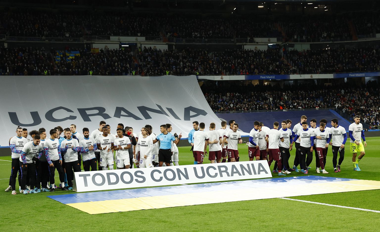 Команды Real Madrid и Real Sociedad выражают поддержку Украине.