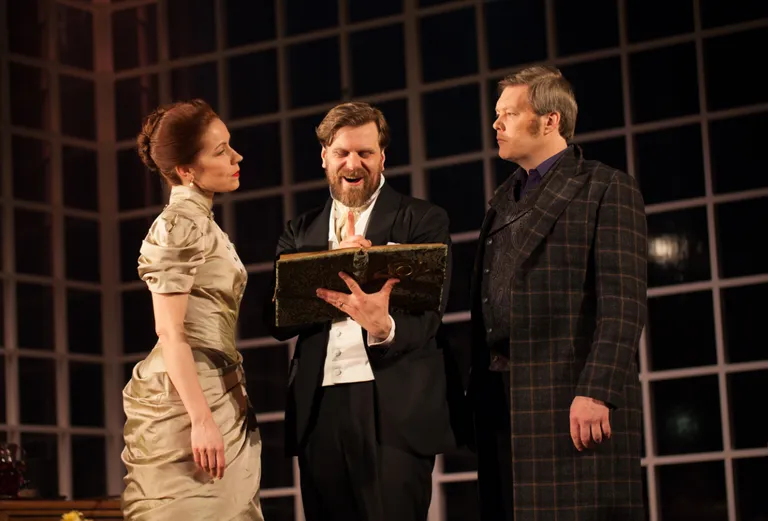 Hedda Gabler (Piret Laurimaa), tema abikaasa, kultuuriajaloo doktor Jørgen Tesman (keskel, Karol Kuntsel) ning kirjanik ja sotsioloog, Hedda Gableri endine armsam Eilert Løvborg (Margus Prangel).