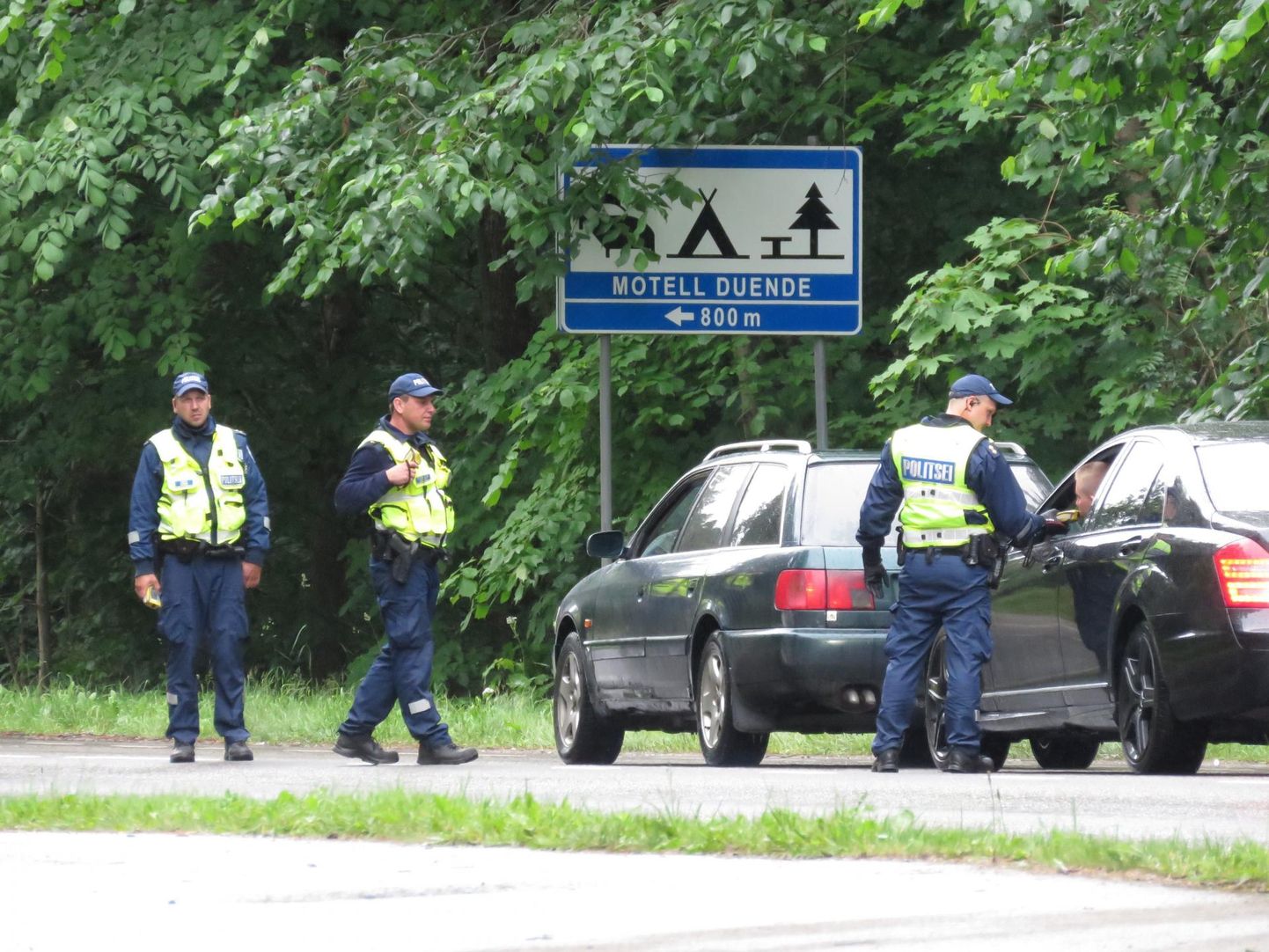 Politsei Pühajärve teel sõitjate kainust kontrollimas. Foto on illustratiivne.
