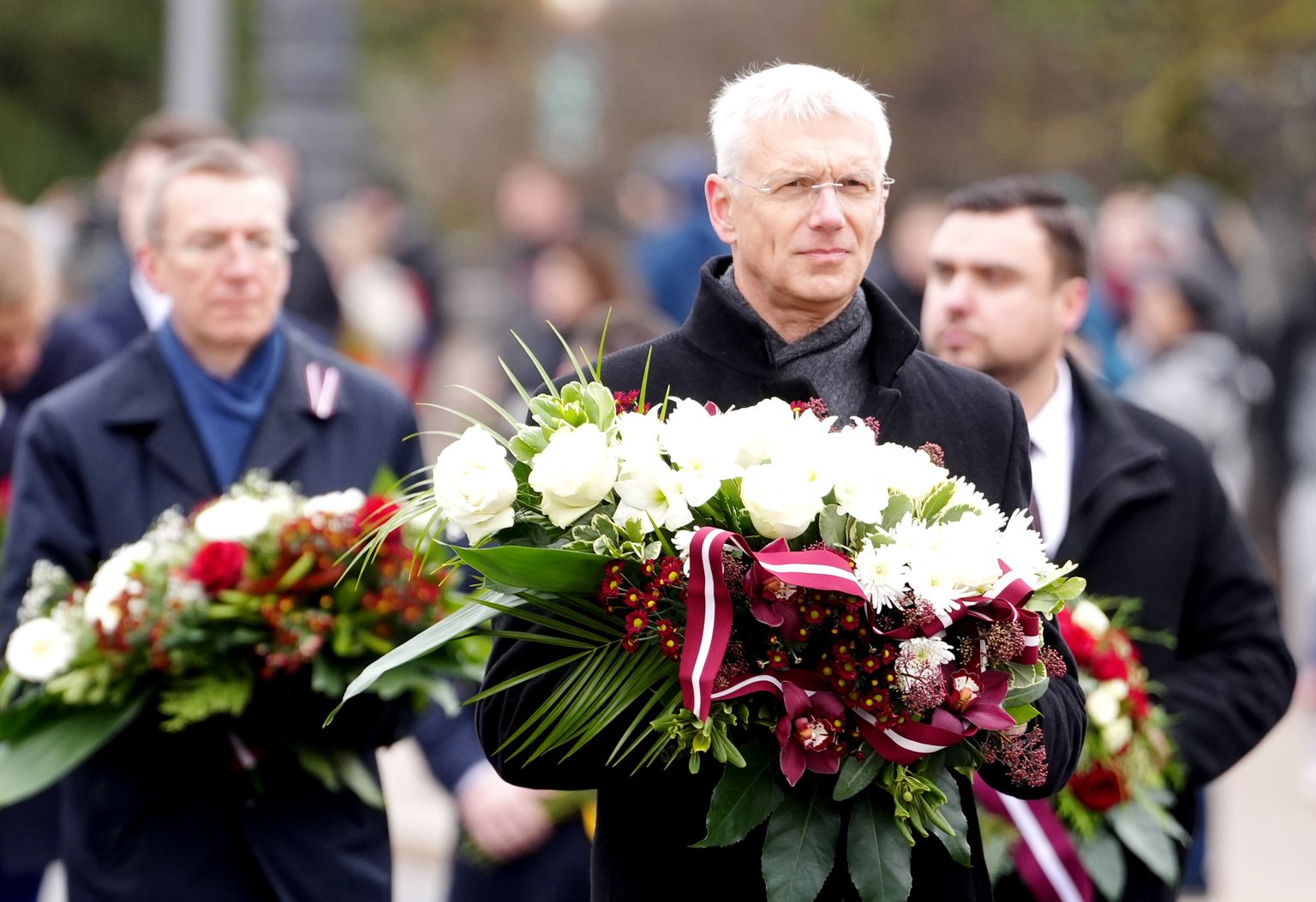 Ministru prezidents Krišjānis Kariņš piedalās svinīgajā ziedu nolikšanas ceremonijā, atzīmējot Saeimas simtgadi.