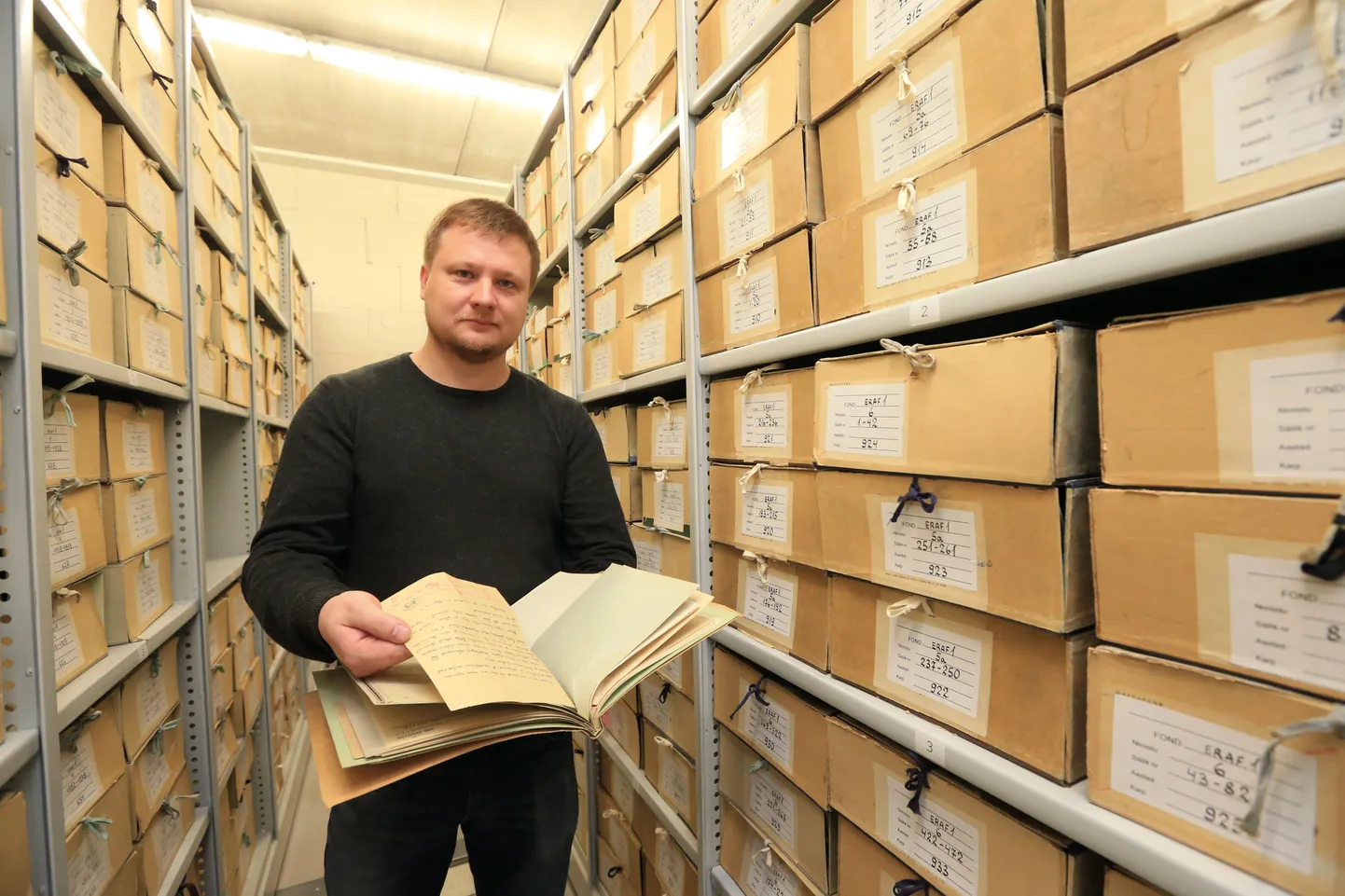 Tõnis Türna hoiab käes kurikuulsat Johannes Vares-Barbaruse enesetapu juurdlustoimikut, mis sisaldab ka kommunistist poeedi hüvastijätukirja originaali.