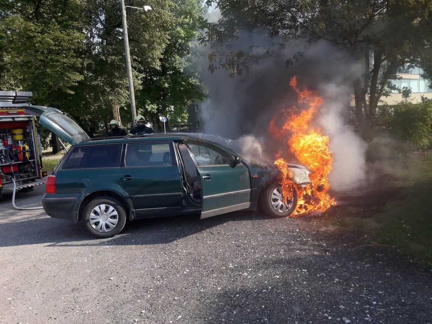Загоревшийся автомобиль Volkswagen Passat.