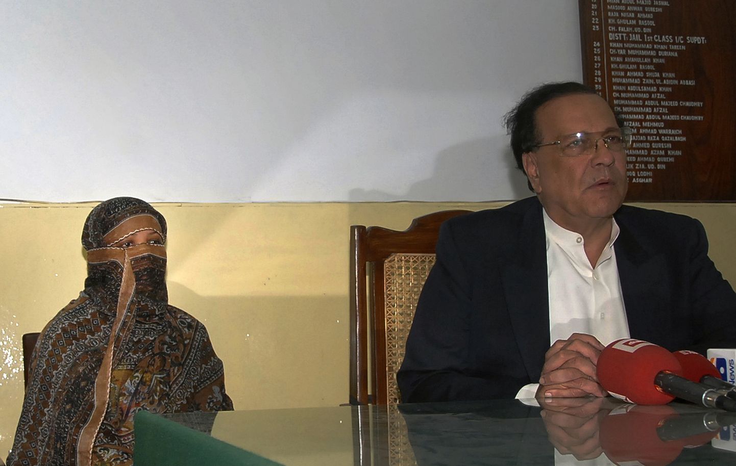 Kristlanna Asia Bibi istumas Pakistani Punjabi provintsi kuberneri Salman Taseeri kõrval.