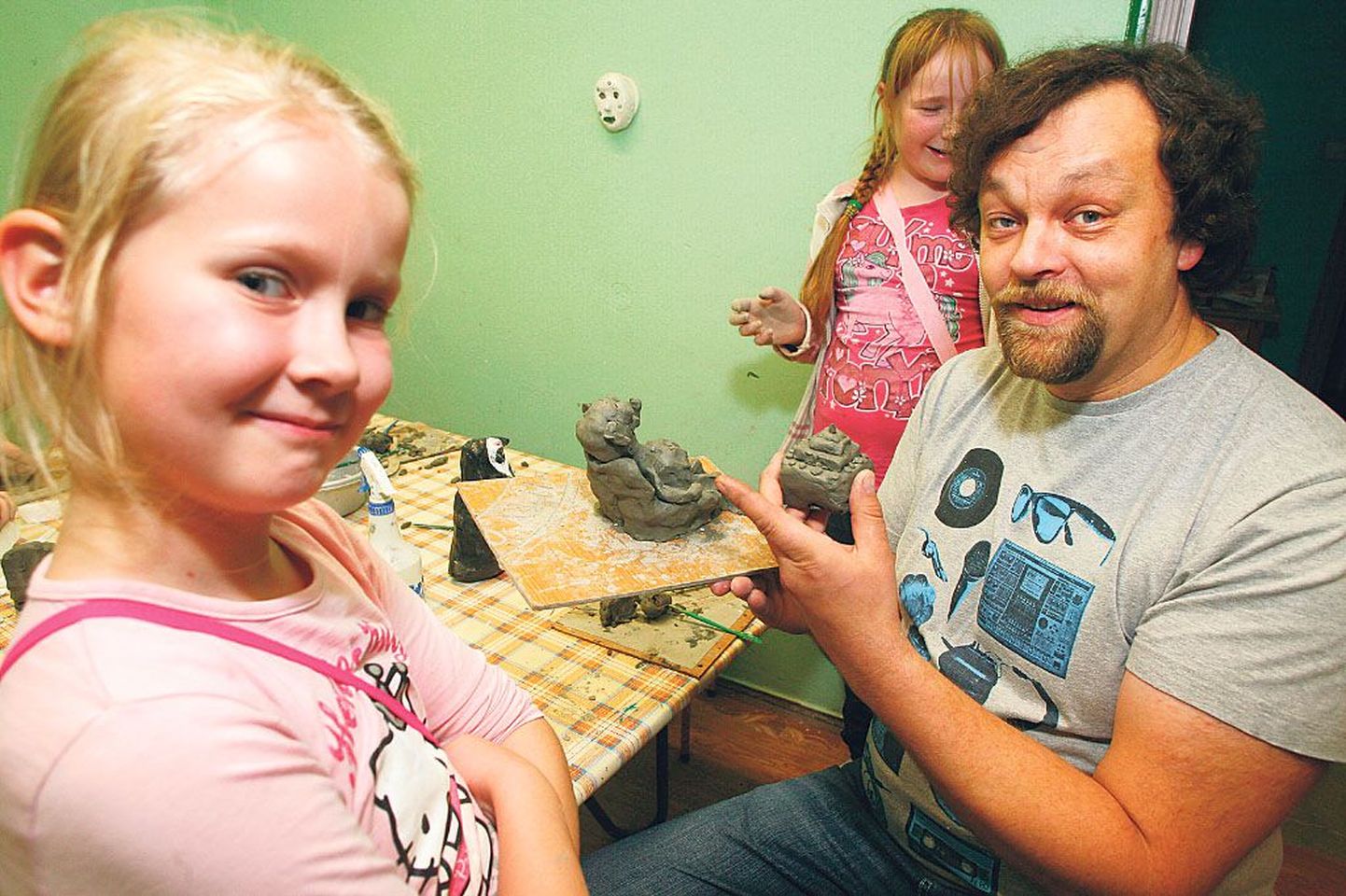 Rait Pärg on üks neid Pärnu kunstikooli õpetajaid, kelle käe all harjutavad nii mudilased kui täiskasvanud.