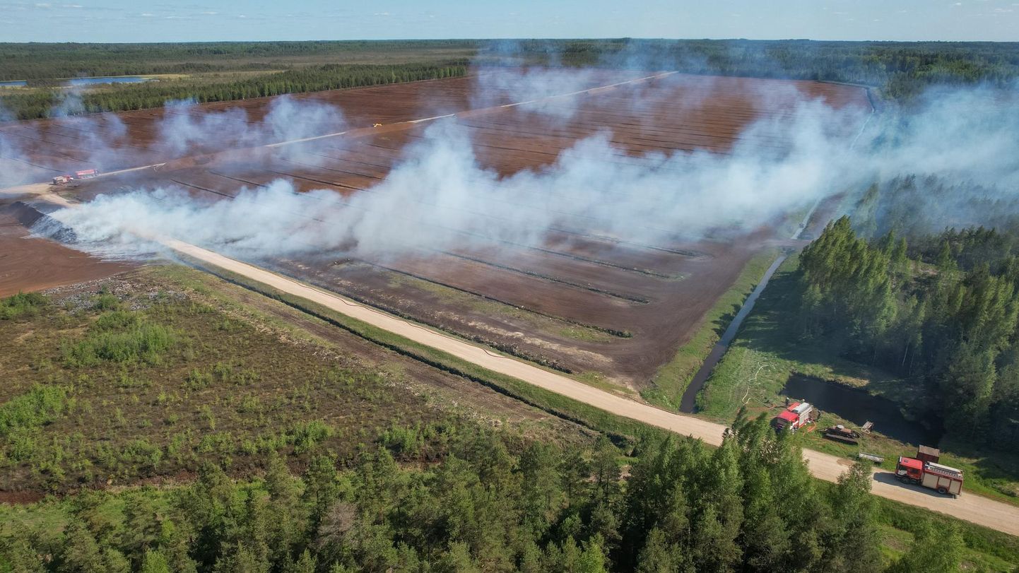 Möödunud nädalavahetusel põles Viljandimaal Mulgi vallas turbatootmisalal kaks suurt turbaauna. Homsest alates on keelatud looduses lõkketegemine, grillimine ja suitsetamine.