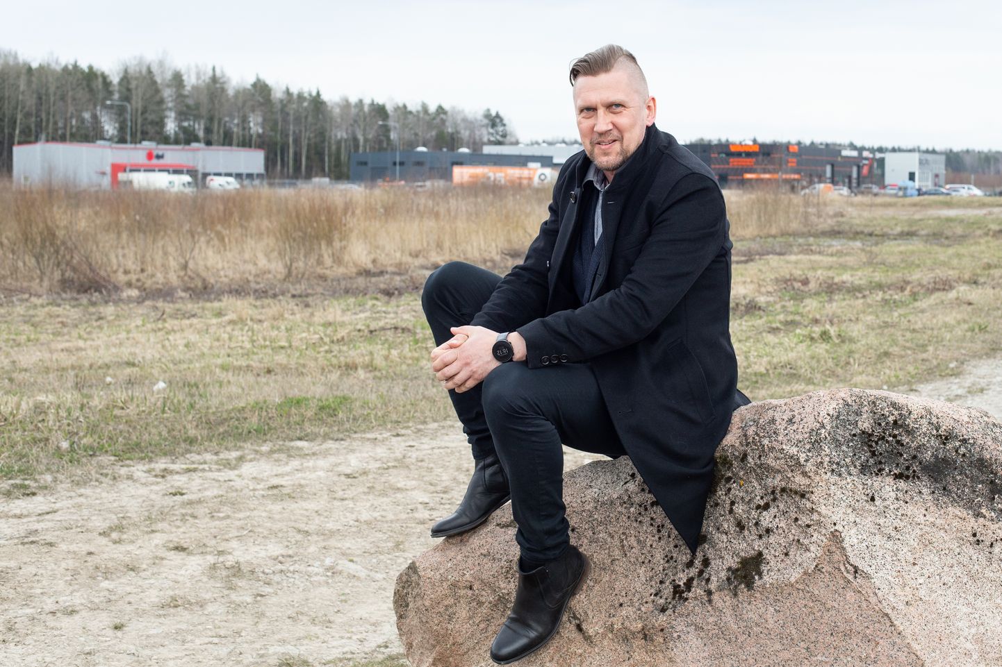 Teet Kuusmik istub kivil Jõhvi äripargis, kus lisaks viiele tegutsevale ettevõttele algab sel aastal veel kahe ehitus.