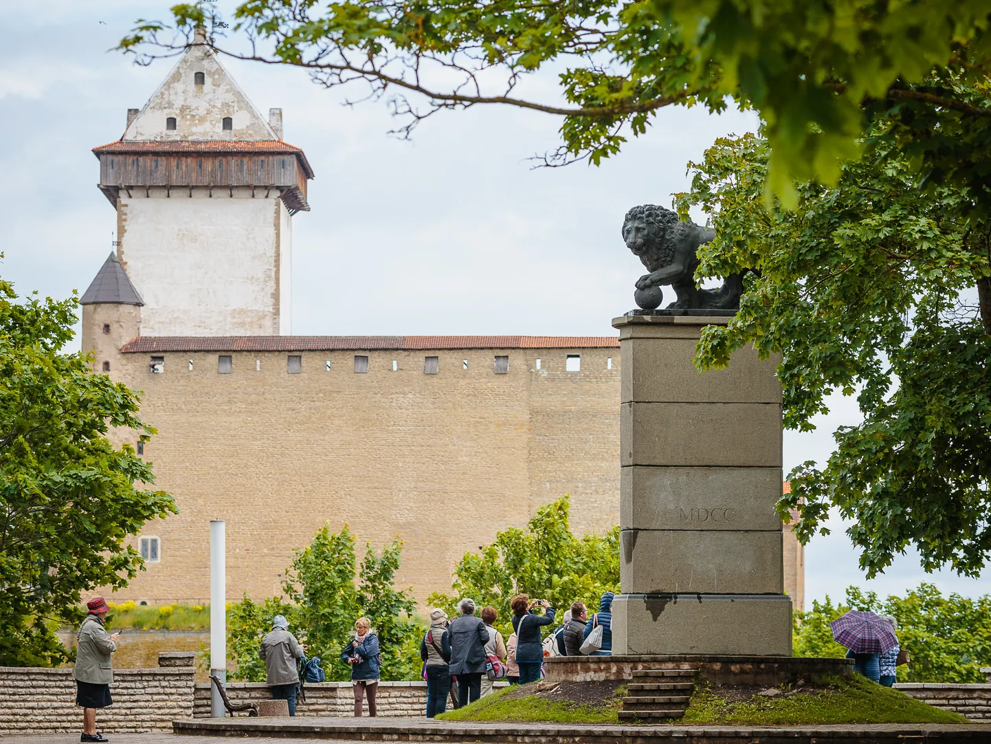 Narvas jalutavad turistid.