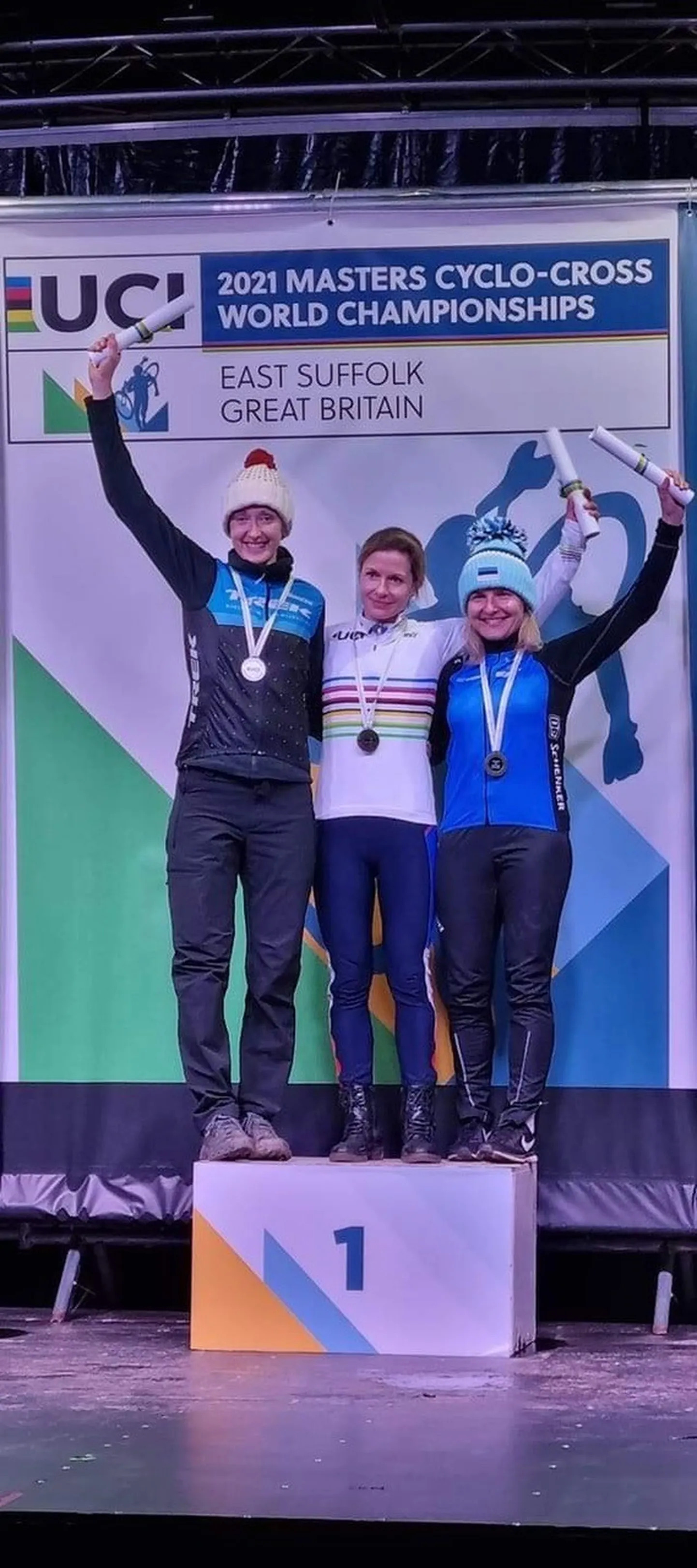 Sille Puhu (paremal) teenis seeniorite cyclo-crossi maailmameistrivõistlustelt pronksmedali.