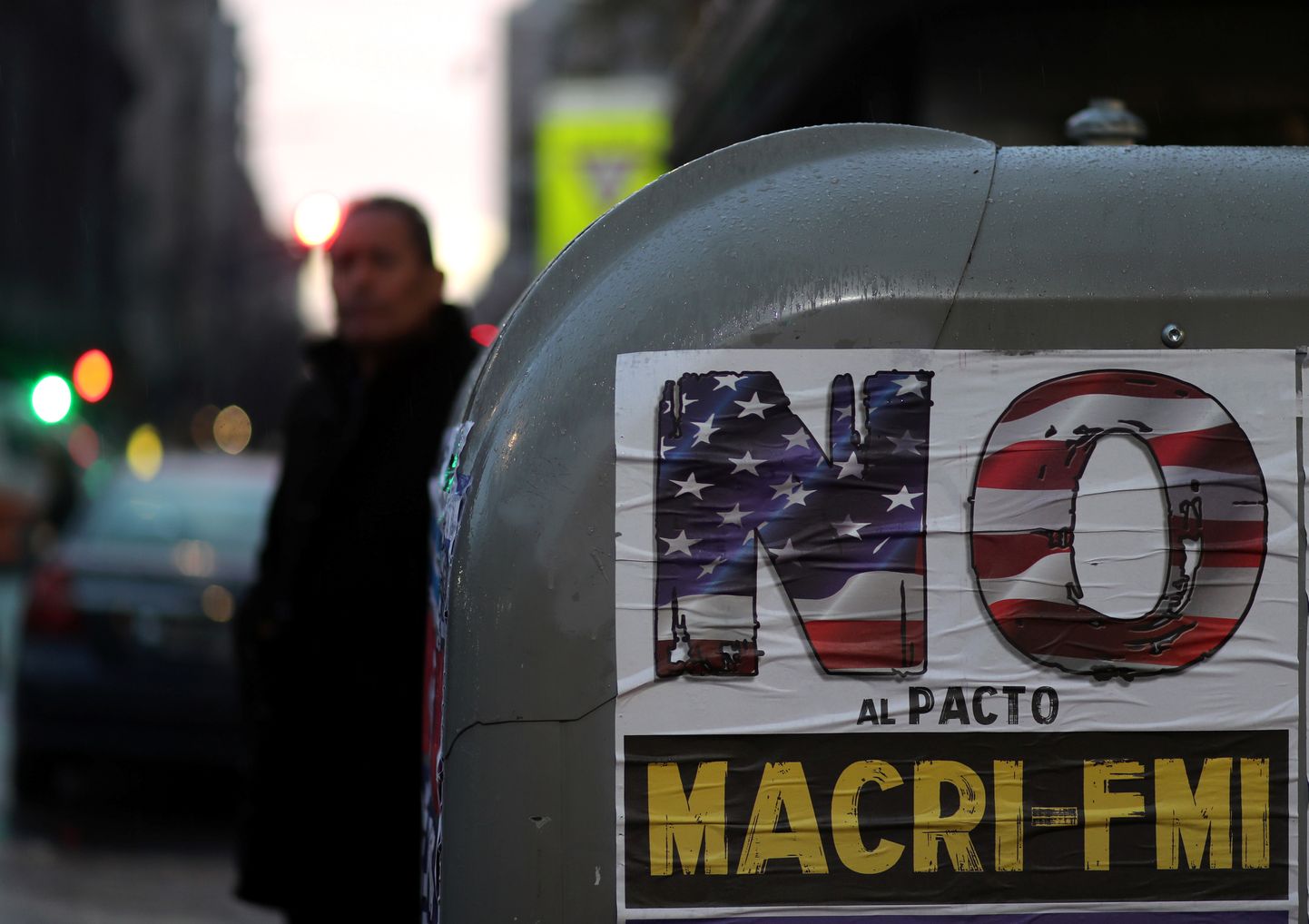 Plakat Buenos Aireses, millel on kirkas: "Ei Makcri IMF-i lepingule".