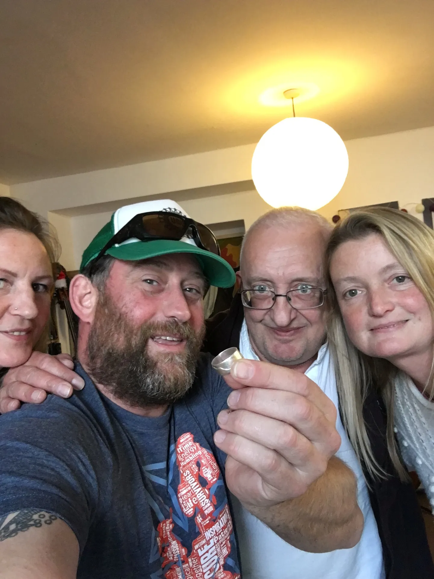 Dan Levine hoiab käes kaduma läinud abielusõrmust, mehe paremal õlal on abikaasa Oona ja vasakul Gary ja Emma Spires, kes tänu kalale sõrmuse leidsid.