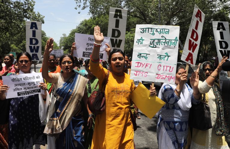Meeleavaldusi laste massilise suremise tõttu toimuse täna mitmel pool Indias, sealhulgas ka Delhis.