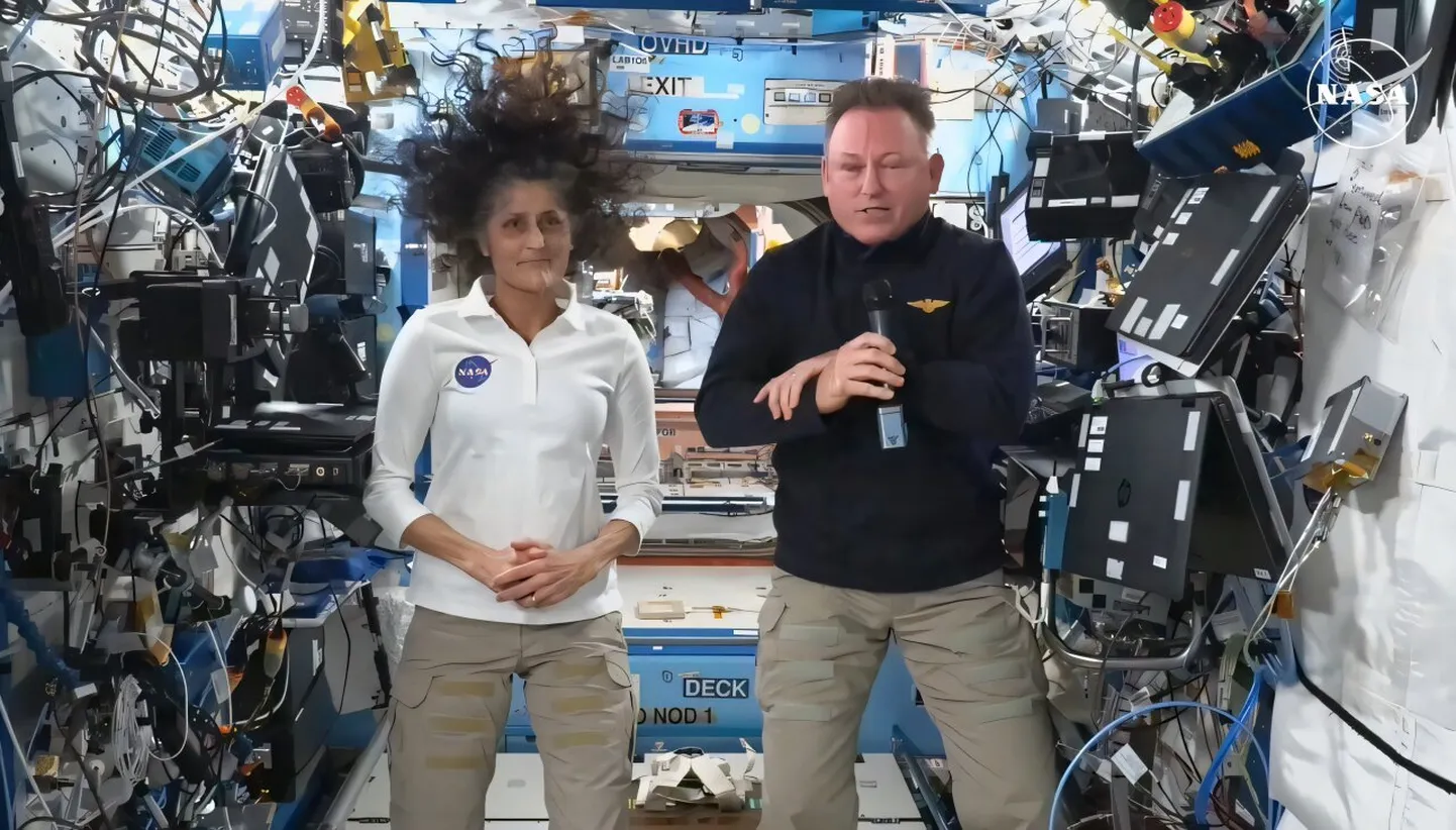 USA astronaudid Suni Williams ja Butch Wilmore alustasid oma teekonda Boeing Starliner kosmoselaevaga 2024. aasta juunis, kavatsedes veeta rahvusvahelises kosmosejaamas vaid kaheksa päeva. Nüüdseks on selge, et nad naasevad Maale alles 2025. aasta kevadel.