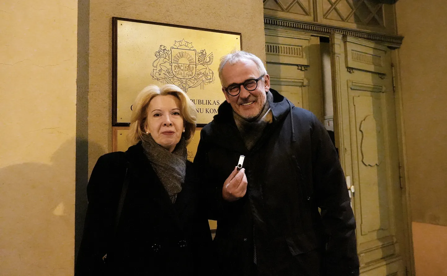 Nacionālās apvienības (NA) Eiropas Parlamenta (EP) vēlēšanu saraksta līdere - Saeimas deputāte Ināra Mūrniece un NA EP vēlēšanu saraksta līderis - EP viceprezidents Roberts Zīle dodas uz Centrālo vēlēšanu komisiju, kur iesniegs sarakstu šī gada vasarā gaidāmajām Eiropas Parlamenta vēlēšanām.