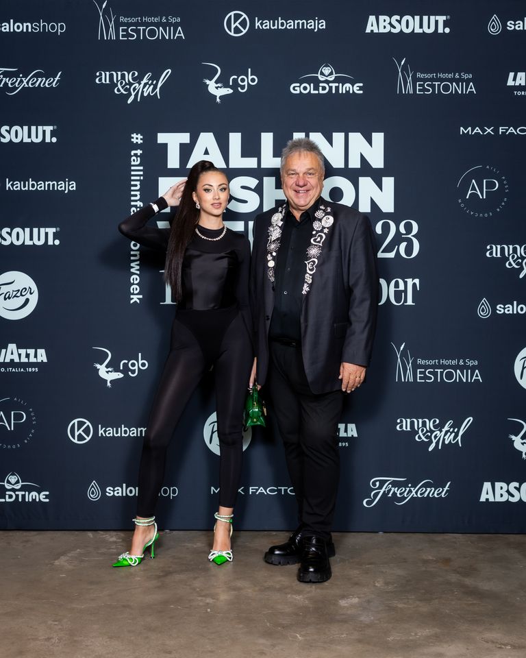 Tallinn Fashion Weeki alati külastav Allan Roosilhet on loomulikult stiilne - juba aastatepikkune moetreening on selle kindel garantii. Pildil koos mõjuisiku ja ettevõtja Anita Sibulaga, kes samuit moenädala püsikülaline. kolmas päev