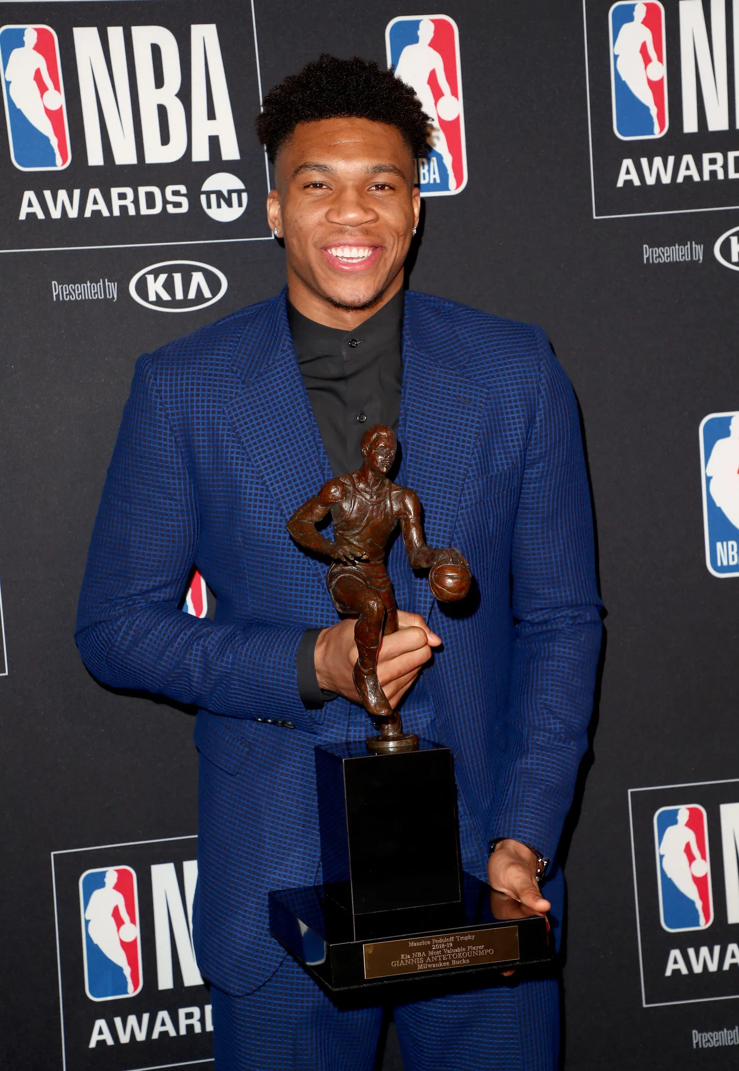 Giannis Antetokounmpo poseerimas koos NBA kõige väärtuslikuma mängija tiitliga