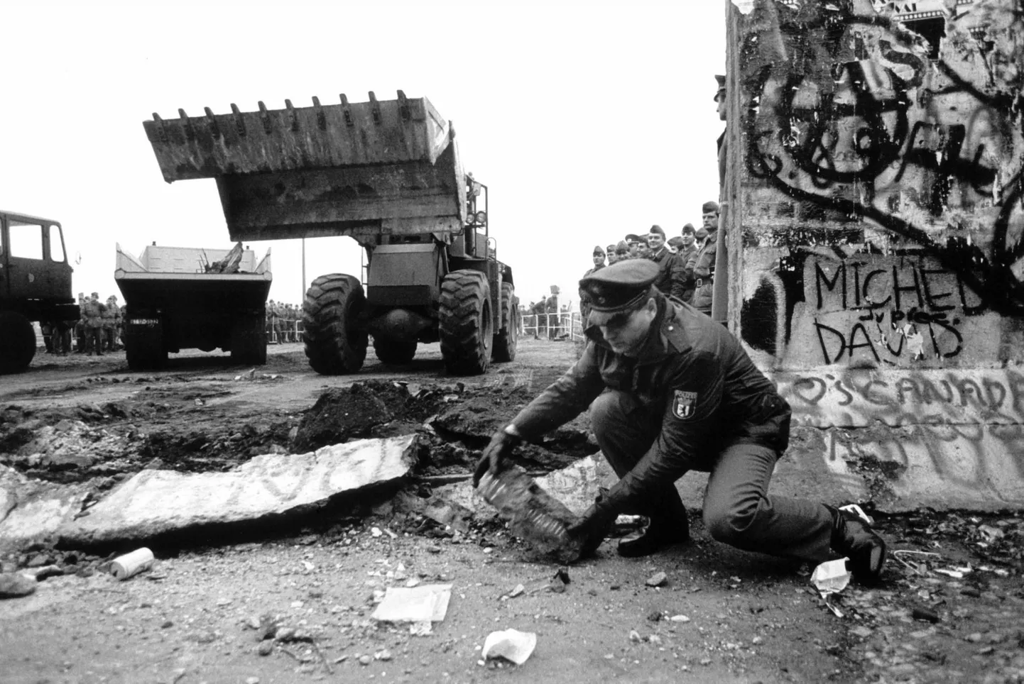 12. november 1989: Saksa DV piirivalvurid likvideerimas Berliini müüri jäänuseid.