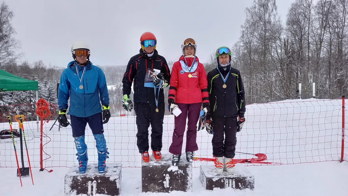 Superslaalomi masters klassi parimad Andreas Sisask (meeste 2. koht, vasakult), Raivo Reinok (meeste esikoht), Kerttu Siim-Wilcox (naiste esikoht), Meelis Danilas (meeste kolmas koht).